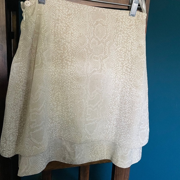 Gorgeous Bestini two-piece ivory/beige skirt suit, EUC/small-medium - Picture 7 of 8